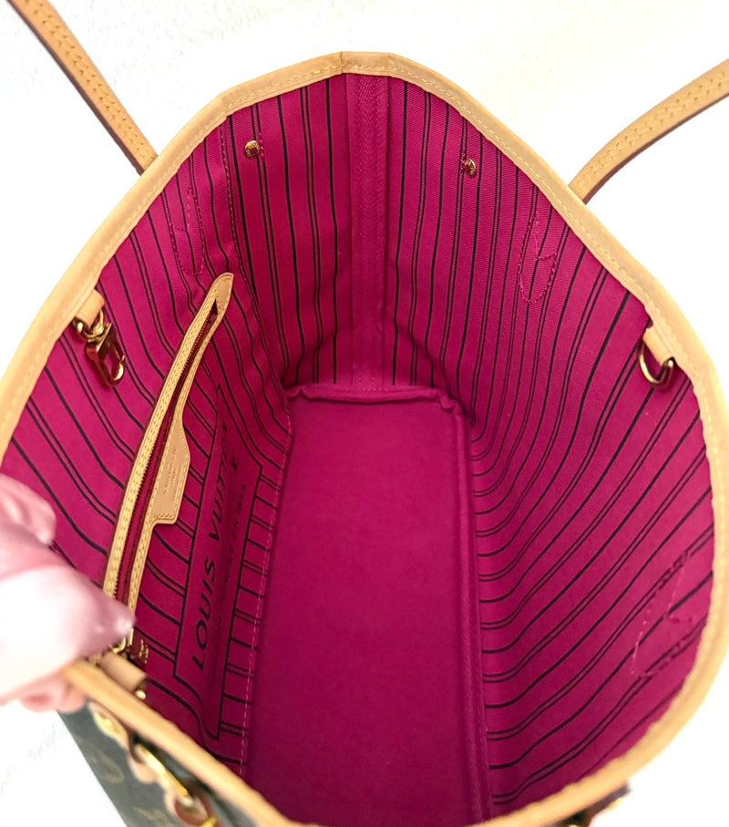 Louis Vuitton Monogram Neverfull PM
Tote Pivoine Interior