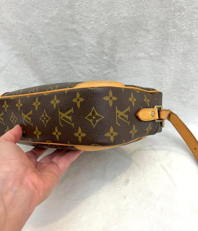 Louis Vuitton Trocadero 27 Crossbody