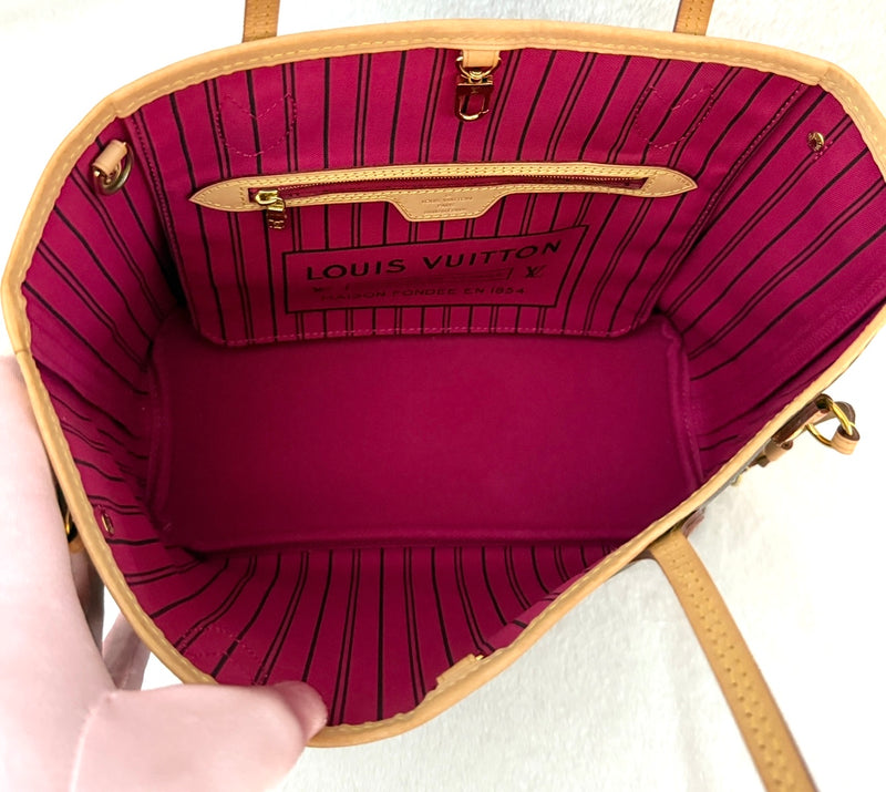Louis Vuitton Monogram Neverfull PM
Tote Pivoine Interior